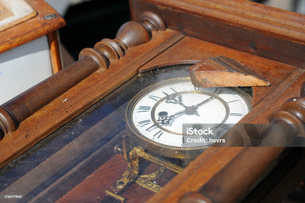 フリーマーケット、アンティークの振り子時計は 1840 s-Flohmarkt - アンティークショップのロイヤリティフリーストックフォト