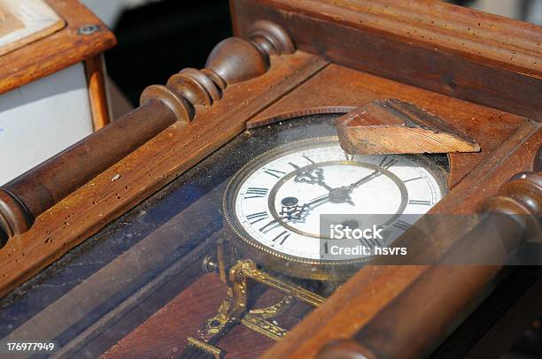 フリーマーケットアンティークの振り子時計は 1840 Sflohmarkt - アンティークショップのストックフォトや画像を多数ご用意 - アンティークショップ, オフィスの時計, ガレージセール