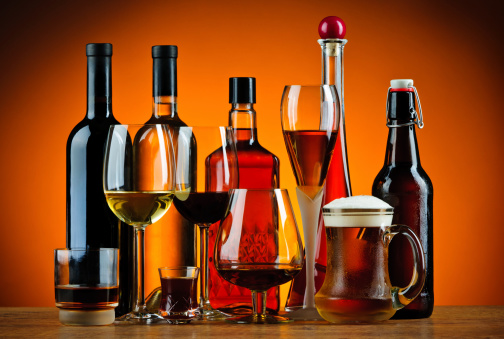 Botellas de bebidas alcohólicas y gafas photo