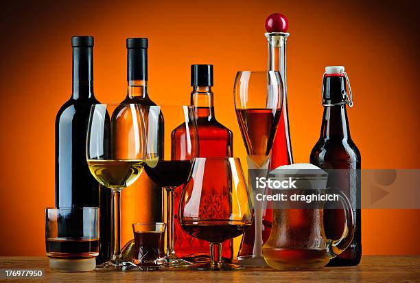 Botellas De Bebidas Alcohólicas Y Gafas Foto de stock y más banco de imágenes de Vino - Vino, Cerveza, Bebida alcohólica