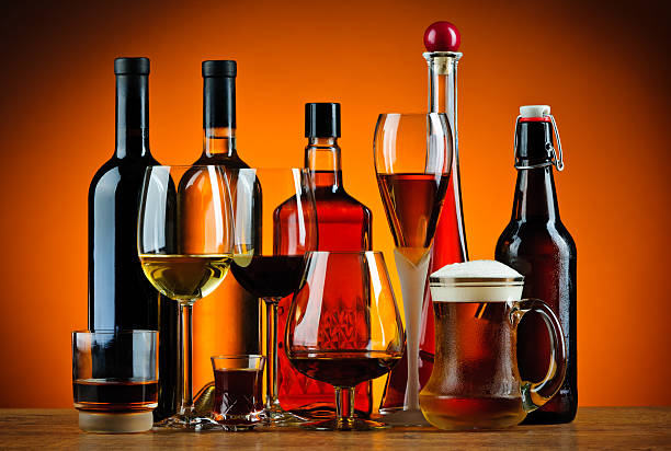 ボトルとグラスのアルコールのお飲物 - hard liquor ストックフォトと画像