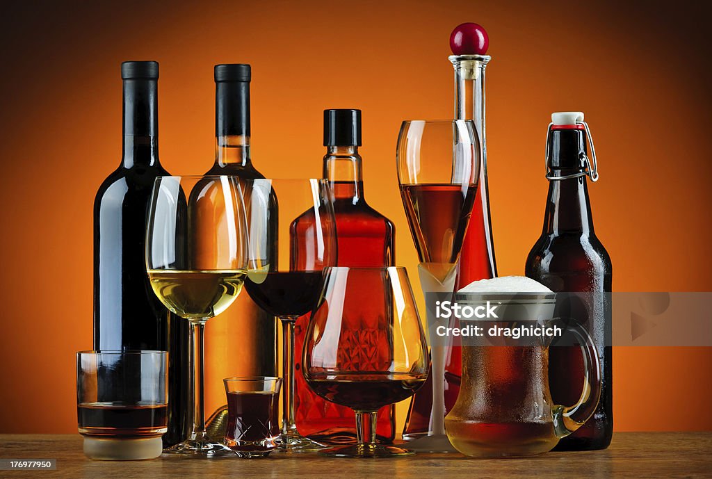 병 및 글라스잔 알코올 음료 - 로열티 프리 와인 스톡 사진