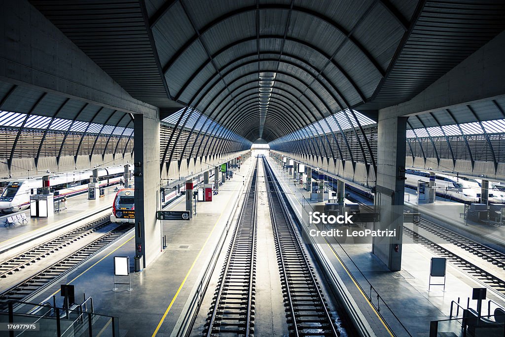 Plataformas de la estación de tren - Foto de stock de Arco - Característica arquitectónica libre de derechos