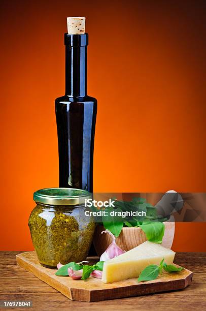 Basil Pesto Y Los Ingredientes Foto de stock y más banco de imágenes de Aceite de oliva - Aceite de oliva, Aceite para cocinar, Aceituna