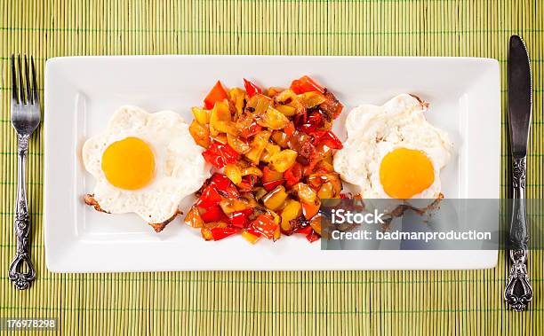 Huevos Y Pimienta Foto de stock y más banco de imágenes de Alimento - Alimento, Color - Tipo de imagen, Encuadre completo