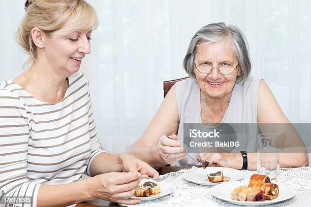 Happy Senior Mujer Con Hija Foto de stock y más banco de imágenes de 80-89 años - 80-89 años, Adulto, Adulto maduro