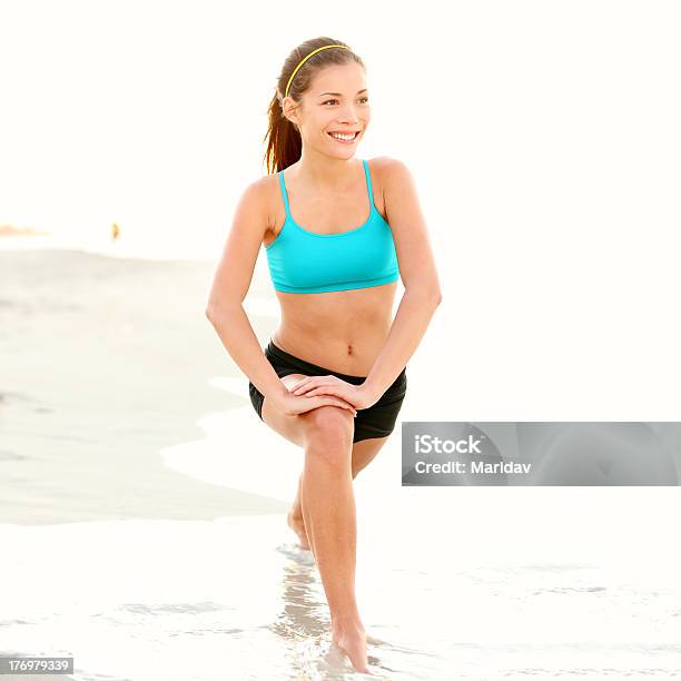 Donna Fitness Stretching Sulla Spiaggia - Fotografie stock e altre immagini di 20-24 anni - 20-24 anni, 25-29 anni, Abbigliamento sportivo