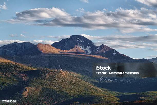 Foto de Longs Peak Visto Do Moraine Park e mais fotos de stock de Atividades de Fins de Semana - Atividades de Fins de Semana, Azul, Calor