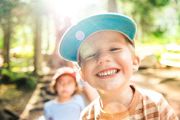 feliz camper - campamento de verano fotografías e imágenes de stock