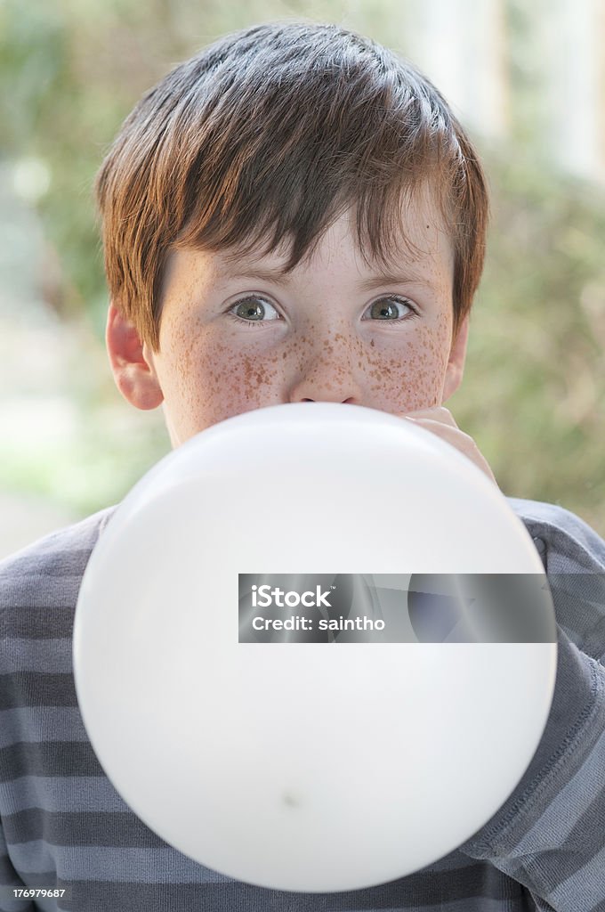 Bambini gonfiare il palloncino - Foto stock royalty-free di Alito