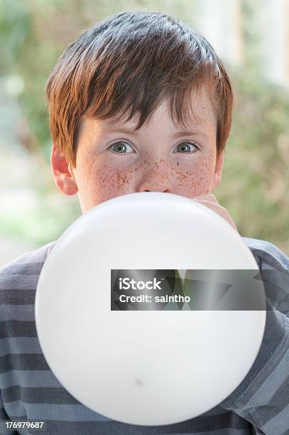 Crianças Insufle O Balão - Fotografias de stock e mais imagens de Balão - Enfeite - Balão - Enfeite, Vapor da respiração, Adolescente