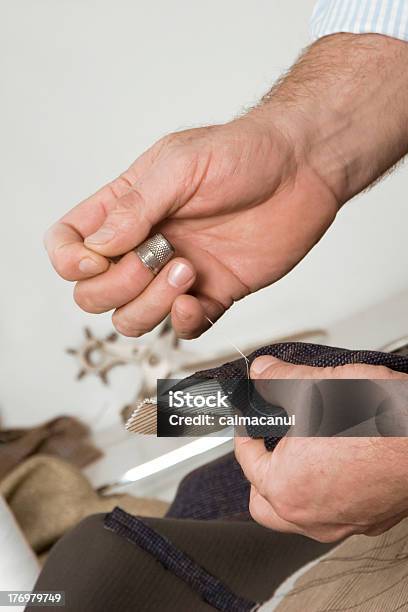 Detalhe De Costura De Mão - Fotografias de stock e mais imagens de Costurar - Costurar, Trabalho à Base de Remendos, Agulha - Loja de Miudezas