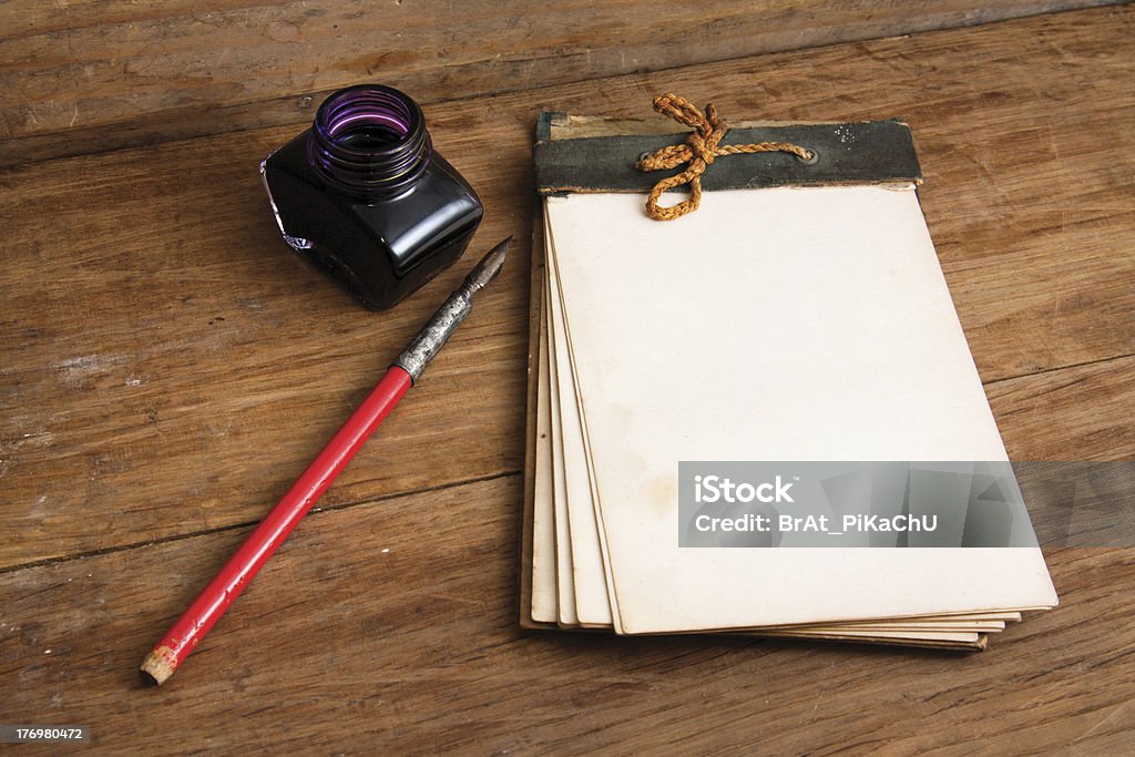 Antique cahier, Stylo et encre inkstand sur bois - Photo de Livre libre de droits