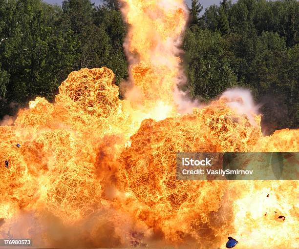 Esplosione Una Fiamma - Fotografie stock e altre immagini di Accensione - Accensione, Albero, Arancione