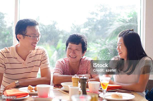 Foto de Desfrutar De Comida No Restaurante e mais fotos de stock de Asiático e indiano - Asiático e indiano, Família, Pais