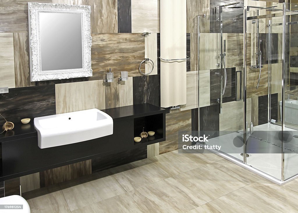 Ванная комната современной - Стоковые фото Бежевый роялти-фри