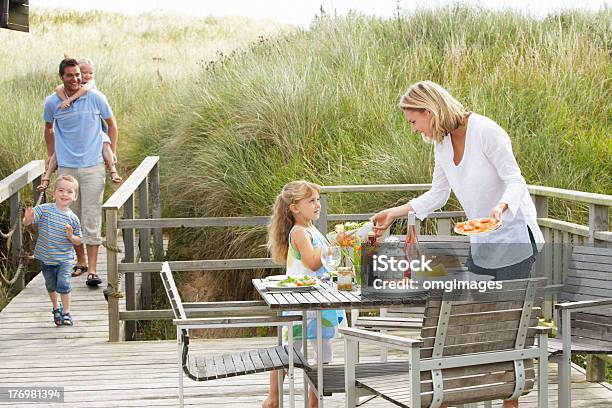 ご家族でのバケーションで屋外でのお食事 - シャレーのストックフォトや画像を多数ご用意 - シャレー, 家族, 浜辺