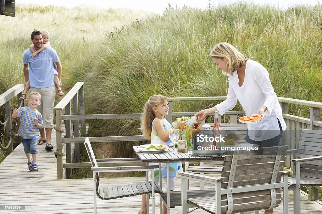 Rodzina na wakacje jedzenie na zewnątrz - Zbiór zdjęć royalty-free (Chata w górach)
