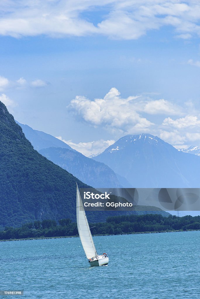 Sail ボートの湖、山々に囲まれた - カラー画像のロイヤリティフリーストックフォト