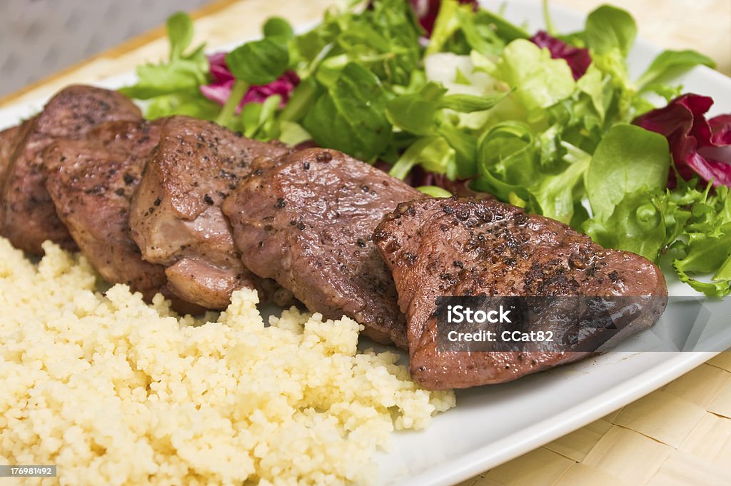 Filé-mignon de carne, no vinho souce com kardamon e kuskus groats - Foto de stock de Alimentação Saudável royalty-free