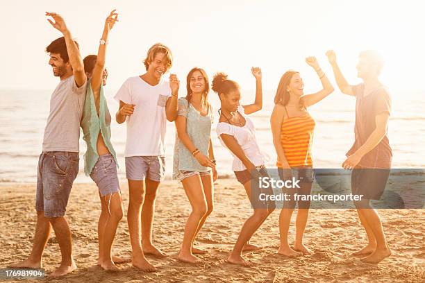Foto de Festa Na Praia No Verão e mais fotos de stock de Exterior - Exterior, 20 Anos, Adolescente