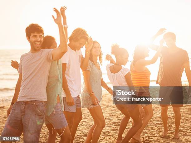 Beach Party Für Den Sommer Stockfoto und mehr Bilder von Strand - Strand, Tanzen, Ausgestreckte Arme