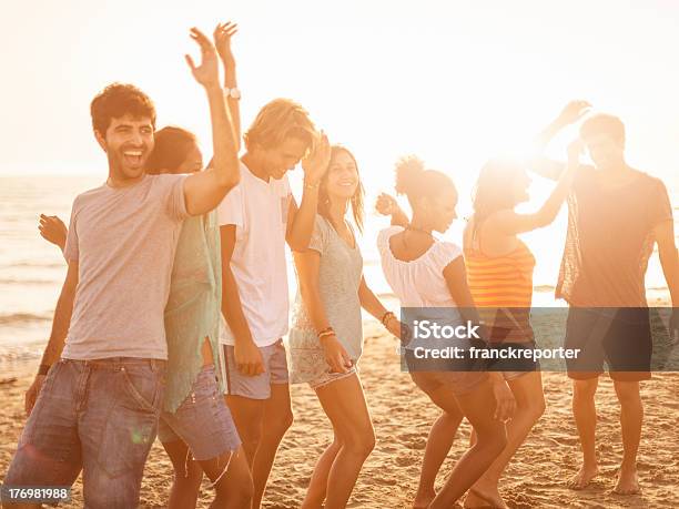 Festa Na Praia No Verão - Fotografias de stock e mais imagens de Dançar - Dançar, Praia, 20-29 Anos