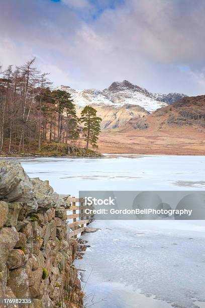 Blea Tarn Na Região Dos Lagos Inglesa - Fotografias de stock e mais imagens de Ao Ar Livre - Ao Ar Livre, Blea Tarn, Congelado