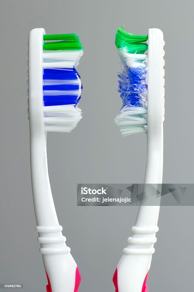 新しい歯ブラシを得た悪い状態 - お手洗いのロイヤリティフリーストックフォト