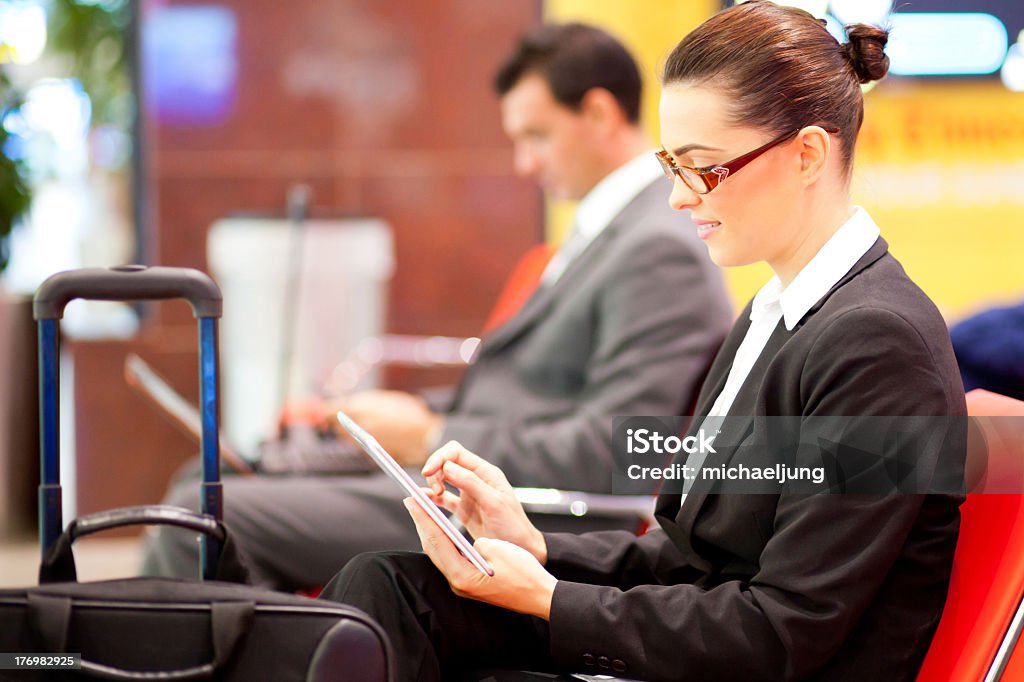 Femme d'affaires en utilisant une tablette à l'aéroport - Photo de A la mode libre de droits