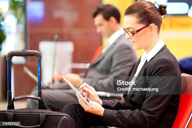 치도 태블릿 컴퓨터를 사용하여 공항 2명에 대한 스톡 사진 및 기타 이미지 - 2명, 30-39세, 검은색