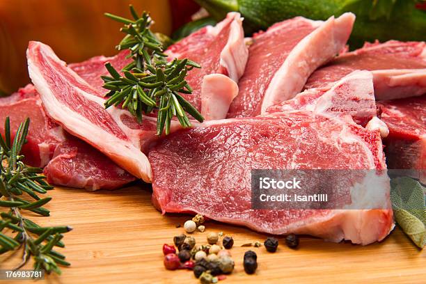 Cutlets De Cordeiro Rodeada Por Ervas Aromáticas Secas E Especiarias - Fotografias de stock e mais imagens de Alecrim