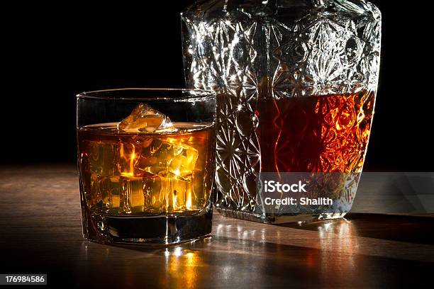 Carafer Vaso Con Hielo Y Whisky Foto de stock y más banco de imágenes de Anticuado - Anticuado, Bebida alcohólica, Bebida fría