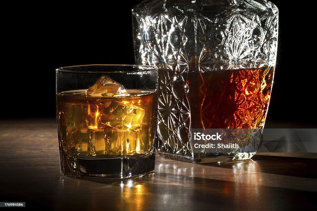 Carafer 、グラスに氷を入れ、ウィスキー - アルコール飲料のロイヤリティフリーストックフォト