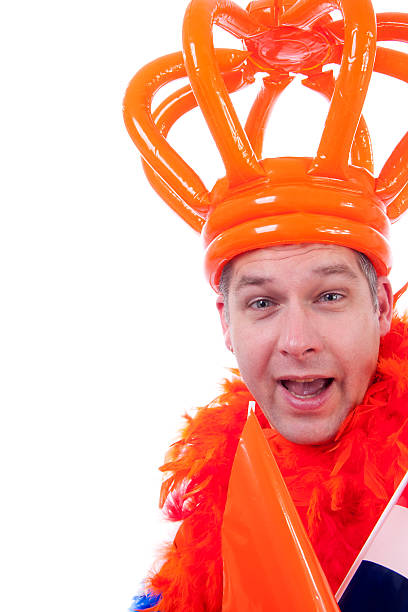 человек, которые позируют в оранжевый костюм для футболе - dutch culture soccer fan orange стоковые фото и изображения