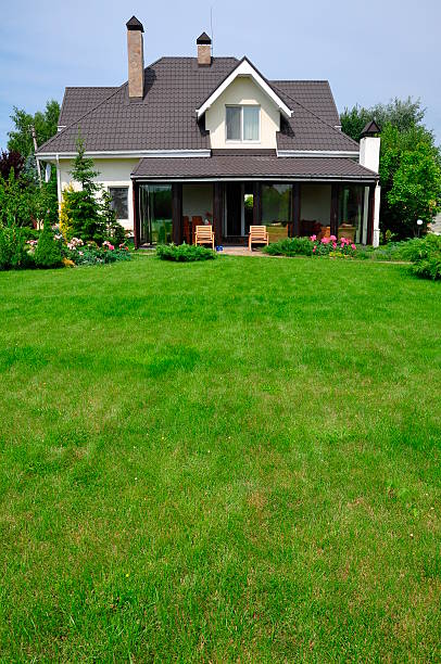 maison avec jardin - lawn residential district landscaped community photos et images de collection