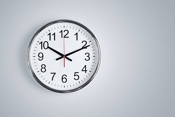 prix silver clock sur le mur - deadline time clock urgency photos et images de collection