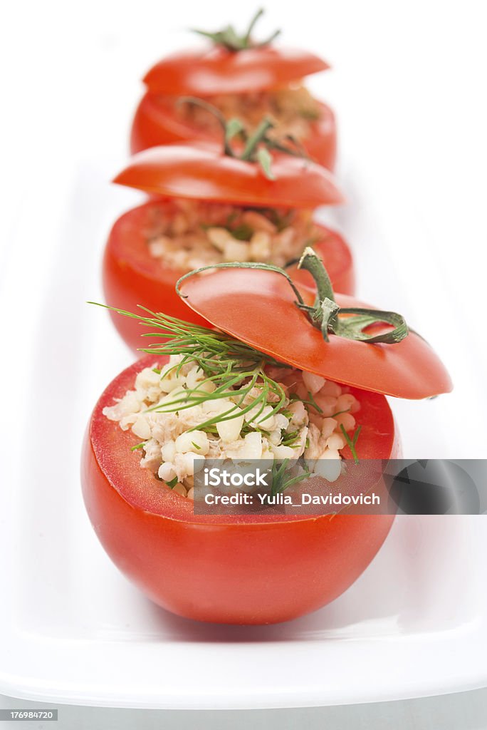 Tomates recheados com atum fresco, salada e triguilho, vertical - Foto de stock de Alimentação Saudável royalty-free