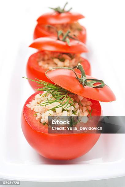 Foto de Tomates Recheados Com Atum Fresco Salada E Triguilho Vertical e mais fotos de stock de Alimentação Saudável