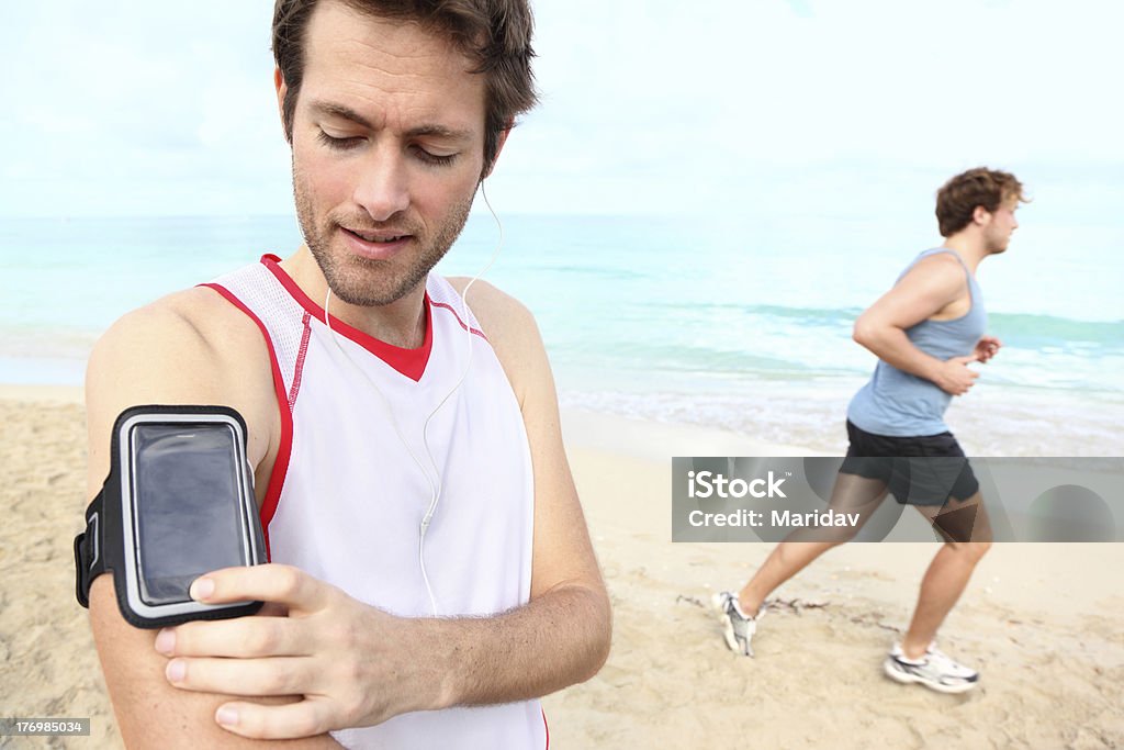 Esecuzione di allenamento con la musica - Foto stock royalty-free di Correre