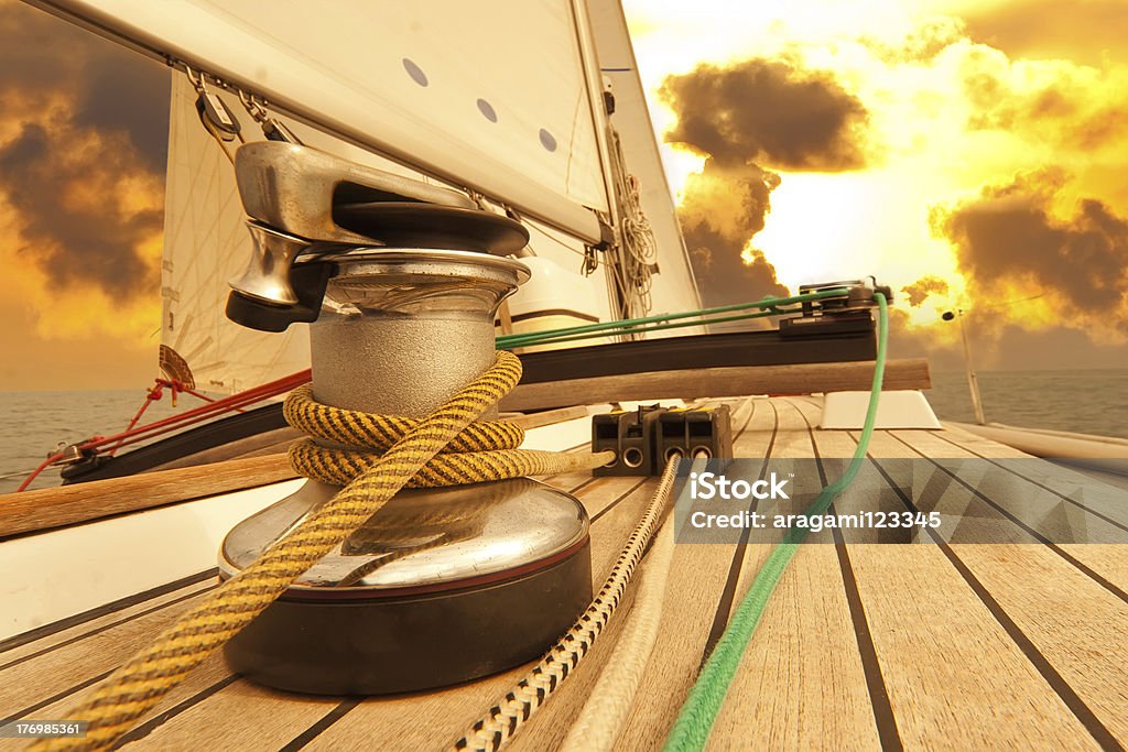Winch com corda em barcos à vela no mar - Foto de stock de Iate - Embarcação de lazer royalty-free