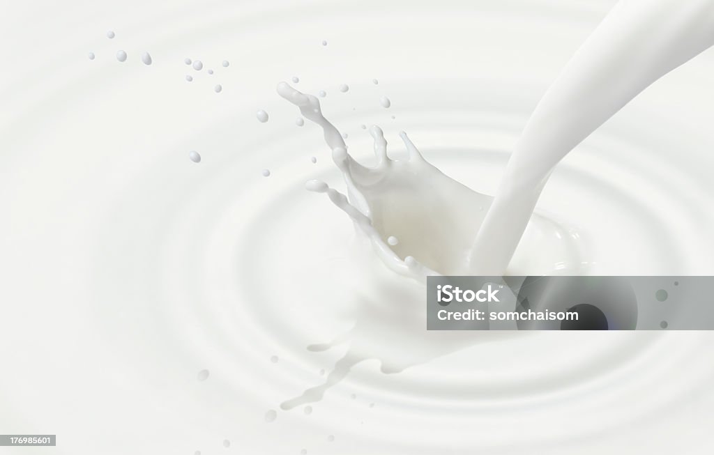 Versare il latte - Foto stock royalty-free di Latte
