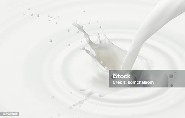 Versare Il Latte - Fotografie stock e altre immagini di Latte - Latte, Freschezza, Cadere
