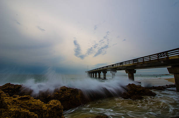 Gran angular; Vista del muelle con olvidarse Olas - foto de stock