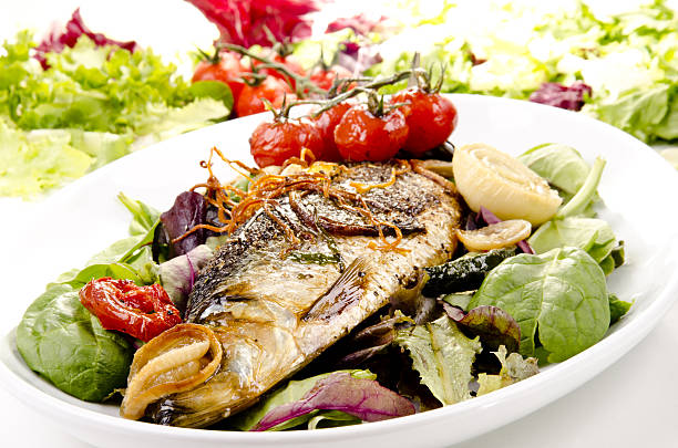 Cтоковое фото Море Бас на тарелке с свежий салат