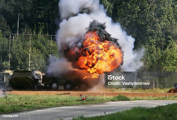 Explosión Una Llama Foto de stock y más banco de imágenes de Actividad - Actividad, Amarillo - Color, Arma