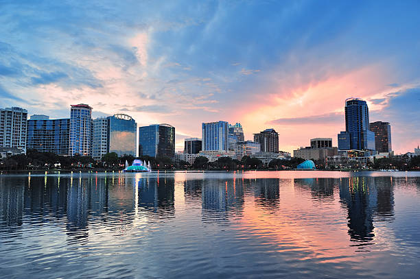 orlando coucher de soleil sur le lac eola - eola park photos et images de collection