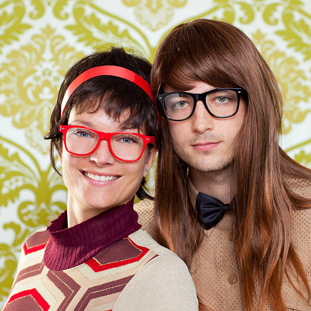 umorismo nerd divertente coppia sulla carta da parati vintage - kitsch men ugliness humor foto e immagini stock