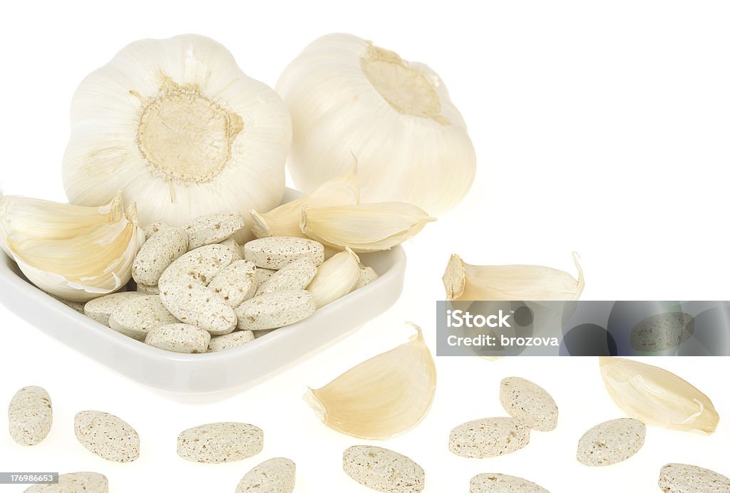 Knoblauch und Kräutern Zuschlag Pillen isoliert, alternative Medizin-Konzept - Lizenzfrei Alternative Behandlungsmethode Stock-Foto