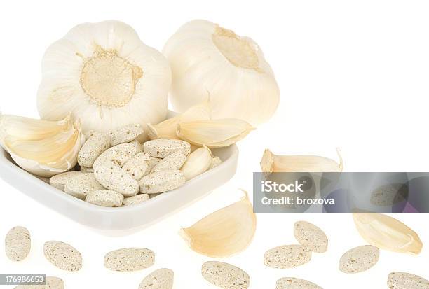 Knoblauch Und Kräutern Zuschlag Pillen Isoliert Alternative Medizinkonzept Stockfoto und mehr Bilder von Alternative Behandlungsmethode